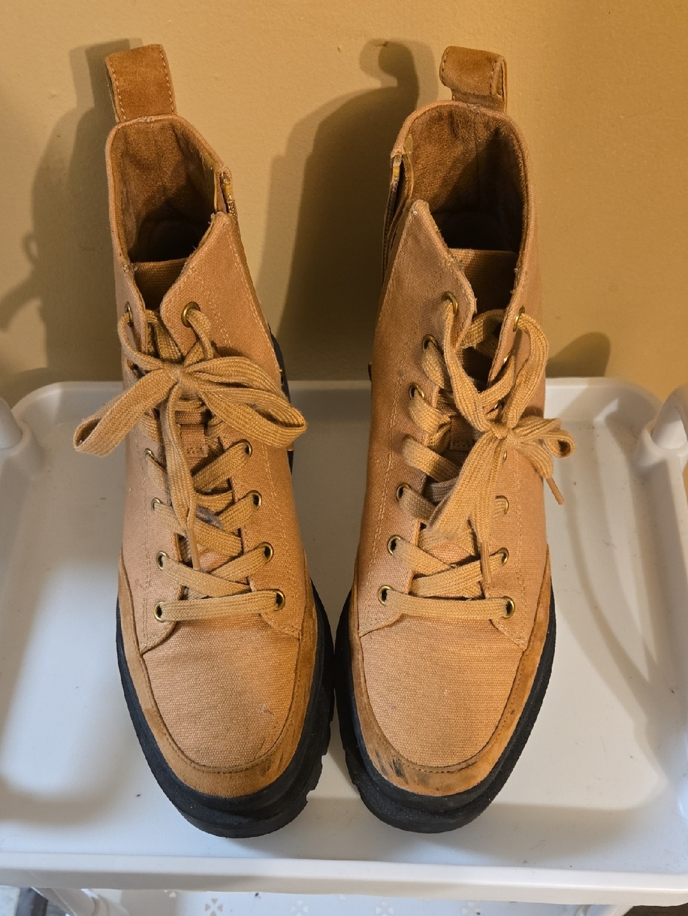 Vionic Womem Tan Canvas Lace-Up Boots with Black Sole